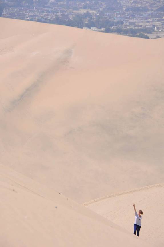 Subindo a duna em Huacachina, no Peru